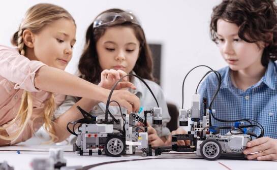 Jak przygotować się do kreatywnych warsztatów z dojazdem do szkoły?