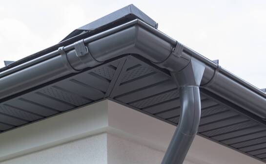 Systemy rynnowe a architektura budynku – jak osiągnąć harmonijny wygląd?