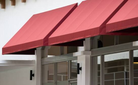 Odporność daszków nad drzwiami wejściowymi na warunki atmosferyczne