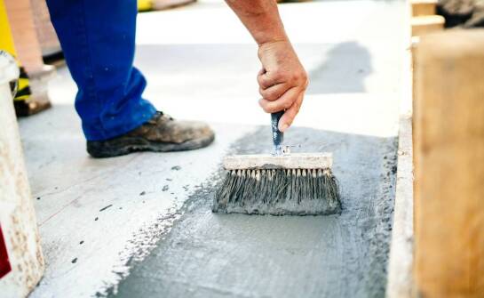 Jak przebiega proces zabezpieczania budynków przed wilgocią?