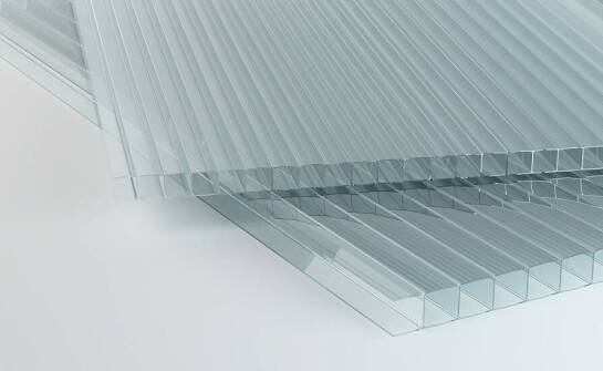 Porównanie komorowych płyt poliwęglanowych z innymi materiałami budowlanymi