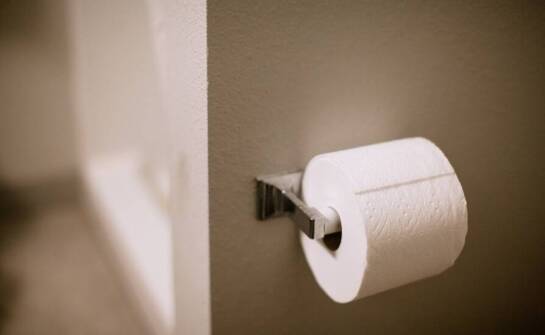 Minimalistyczny uchwyt na papier toaletowy: dlaczego warto go wybrać?