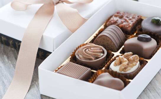 Ręcznie wytwarzane praliny w podarunkowych paczkach – luksus, który zachwyca