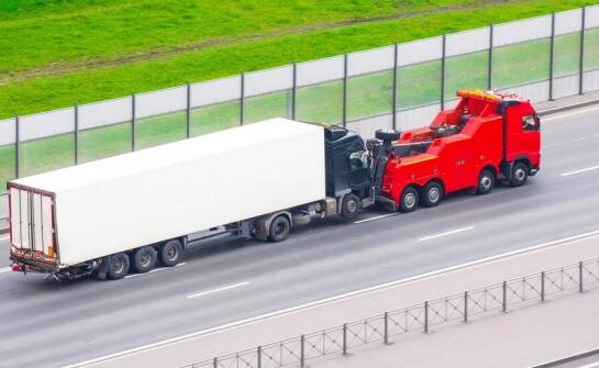 Jakie są zalety korzystania z profesjonalnych usług transportu ciężarowych samochodów?
