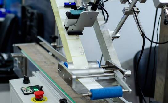 Drukarnia etykiet: jak projektowanie wpływa na odbiór wizualny marki?