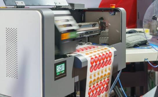 Jak cyfrowy druk ułatwia projektowanie materiałów reklamowych