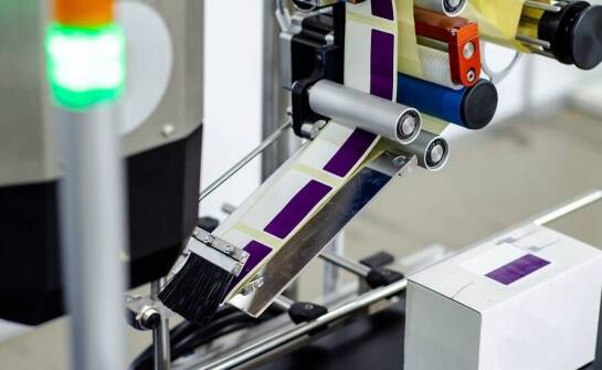 Dlaczego warto wybrać cyfrową drukarnię etykiet dla swojej firmy?