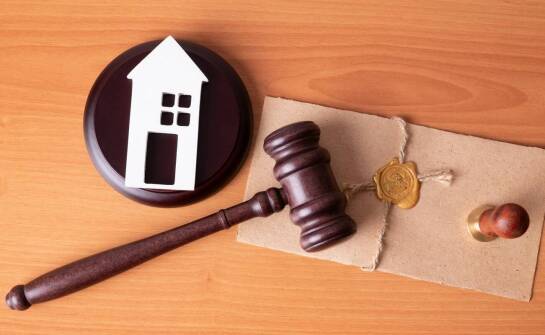 Licytacje komornicze: jak zabezpieczyć swoje interesy podczas przetargu?