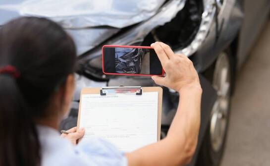Jakie są etapy procesu uzyskiwania odszkodowania za rzeczowe szkody po wypadku drogowym?