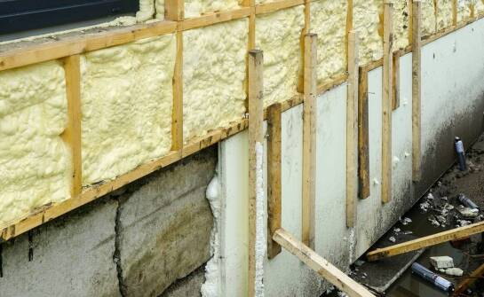 Rola pianki poliuretanowej w izolacji fundamentów – efektywność i trwałość