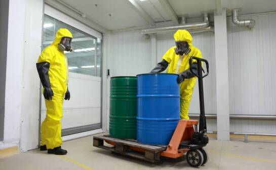 Rola specjalistycznego sprzętu w transporcie i odbiorze materiałów niebezpiecznych