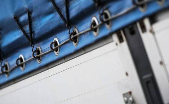 W jaki sposób łatanie plandek przedłuża żywotność plandek?