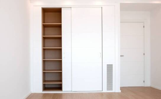 Jakie są korzyści z wyboru białej szafy do aranżacji minimalistycznych?