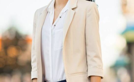 Co sprawia, że damskie marynarki są tak uniwersalnym elementem garderoby?