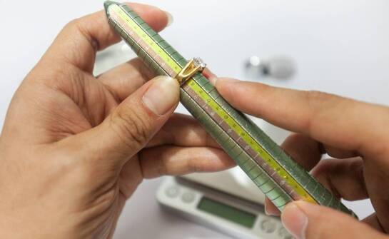 Przewodnik po pomiarze rozmiaru pierścionka dla osób z różnymi kształtami palców