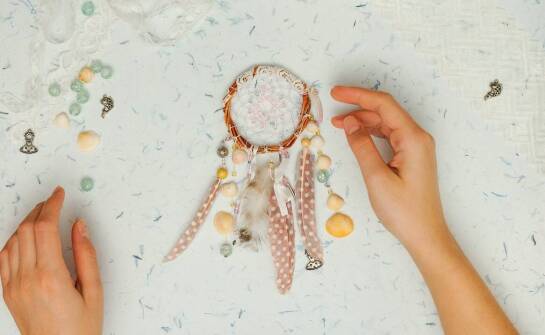 Sztuka tworzenia szydełkowych łapaczy snów – co ją wyróżnia?