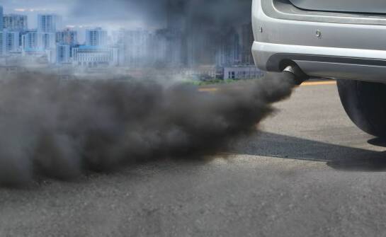 Analiza wpływu średniego wieku aut na emisję spalin w Polsce