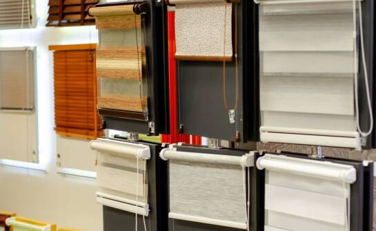 Różnorodność kolorów i wzorów materiałowych rolet