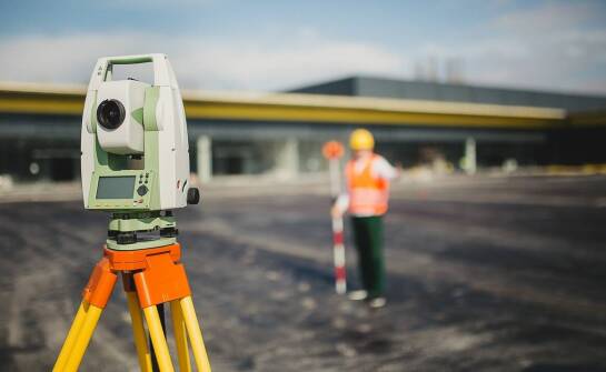 Wykorzystanie tachimetrów w precyzyjnych terenowych pomiarach