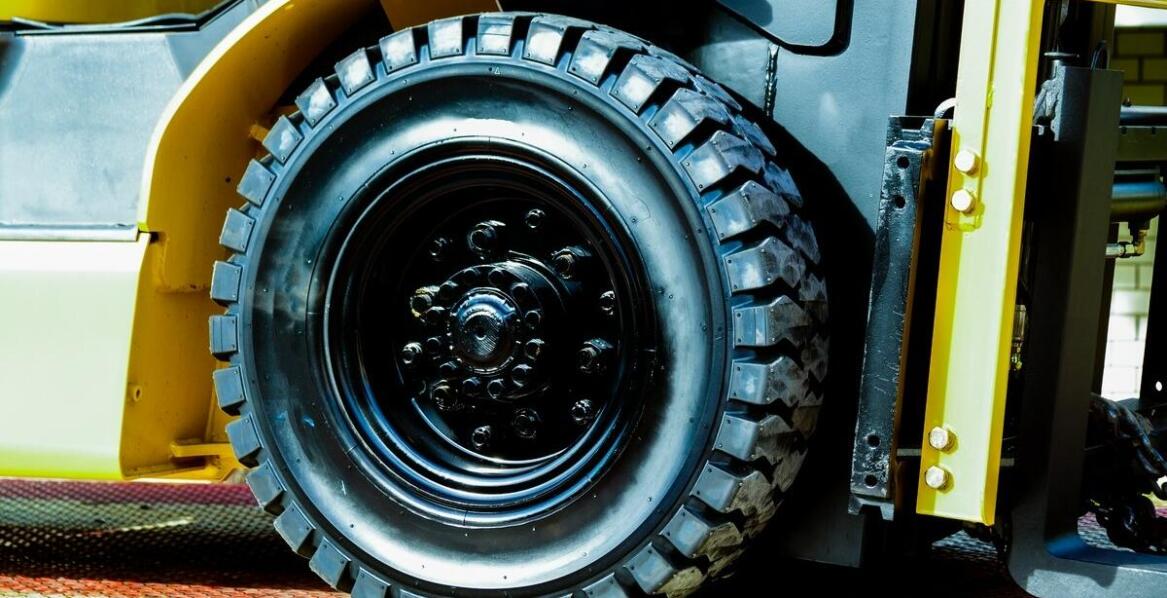 Czy warto inwestować w premium opony do wózków widłowych?