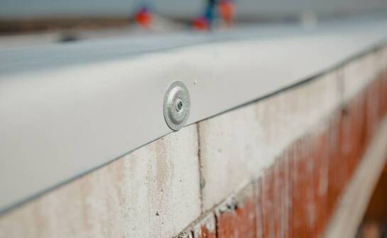 Jakie montażowe akcesoria wybrać do ogrodzeń na betonowych podmurówkach?