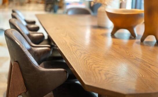 Drewniane krzesła w odcieniu palisander – elegancki wybór na lata