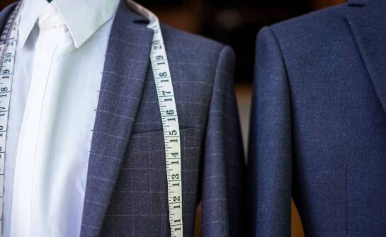 Przegląd kolorów męskich garniturów 3-częściowych – co jest modne?