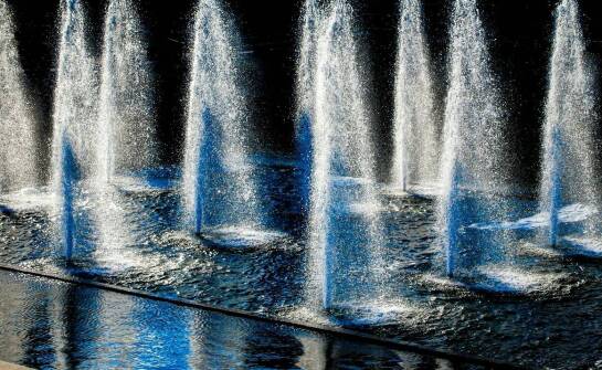 Rola dysz rozpryskujących wodę w kreowaniu efektów pływających fontann