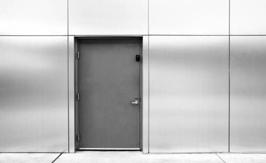 Wpływ materiałów na trwałość ażurowych drzwi do komórek lokatorskich