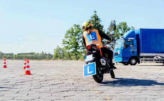 Praktyczne zajęcia na motocyklu: co oferuje szkoła jazdy?