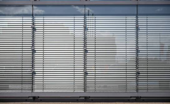 Zewnętrzne żaluzje fasadowe – jakie czynniki wpływają na ich cenę?
