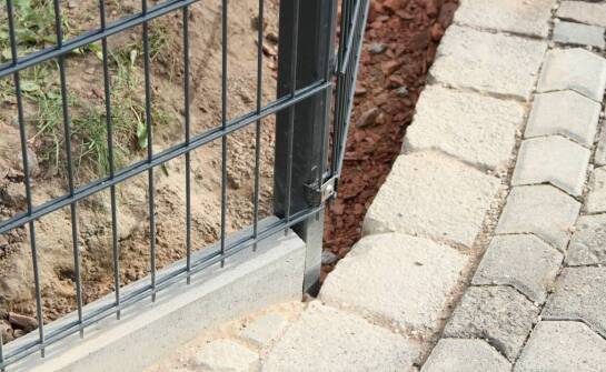 Zalety ekonomicznych panelowych ogrodzeń na betonowych podmurówkach