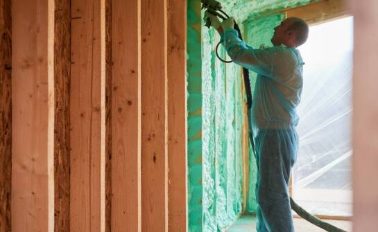 Jak natryskowa technologia wspiera ekologiczne budownictwo?