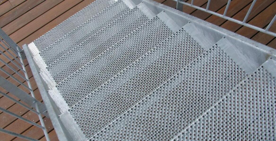 Metalowe schody WEMA jako element nowoczesnych tarasów