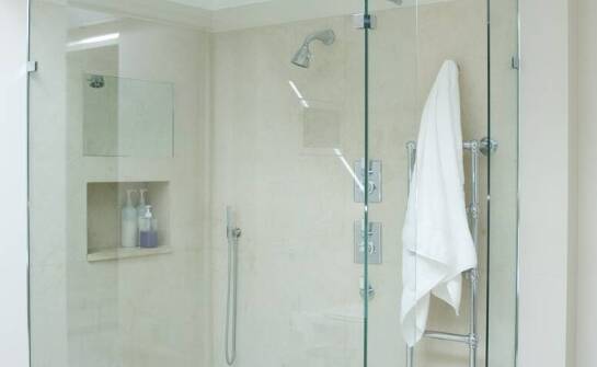 Czym kierować się przy wyborze kabiny prysznicowej 90x90 do nowoczesnej łazienki?