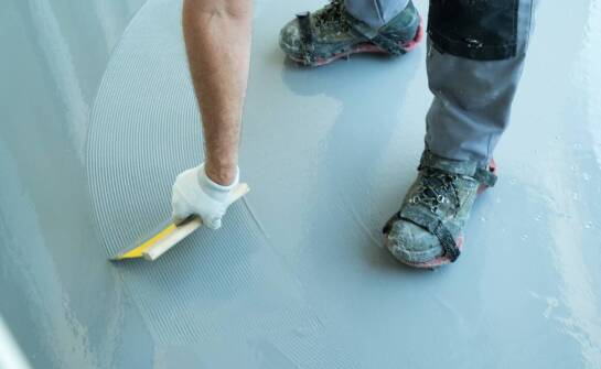 Polimeryzacja posadzek – jak poprawia trwałość i estetykę podłóg?