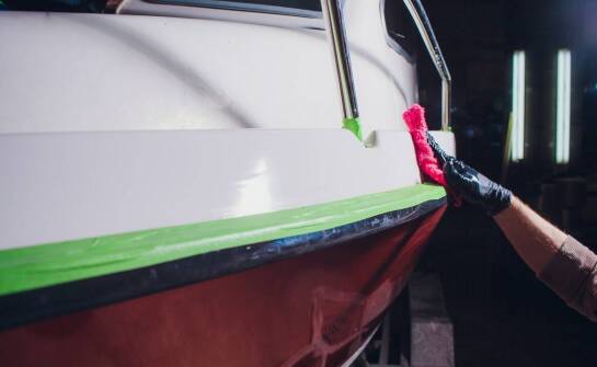 Oklejanie burty łodzi a ochrona przed uszkodzeniami: co warto wiedzieć?