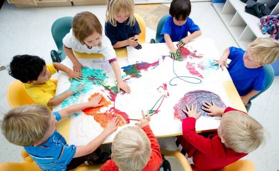 Jakie plastyczne artykuły wspierają indywidualność dzieci w przedszkolu?