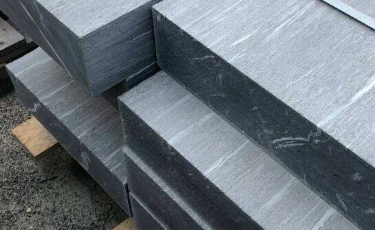 Jak dobrać grubość kwarcowych płyt do zastosowania na zewnątrz?