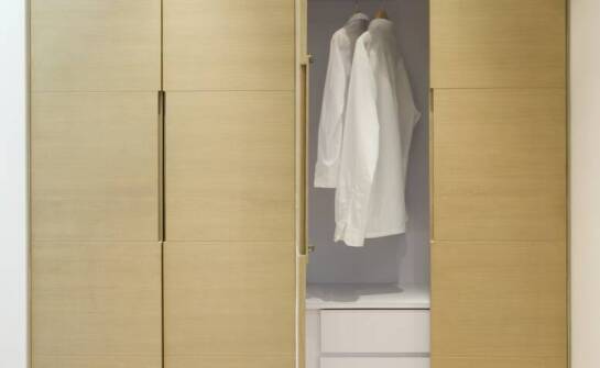 Zalety stosowania pantografów w garderobach o ograniczonej przestrzeni