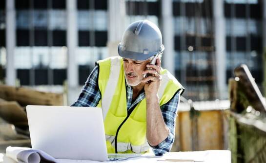 Jak kierownik budowy wspiera zrównoważone praktyki budowlane?