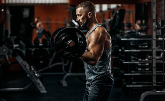 Intensywne ćwiczenia na bicepsy – jak zwiększyć skuteczność ich?