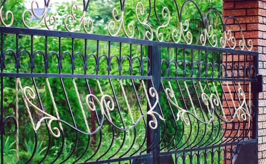 Wpływ różnych materiałów na estetykę i funkcjonalność furtek.