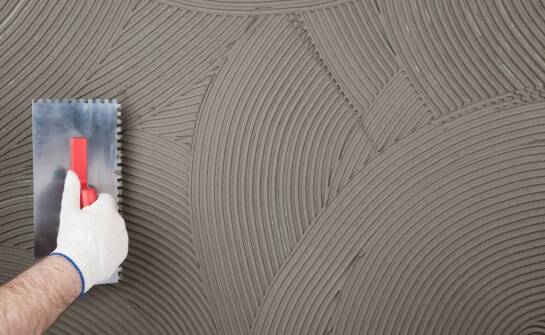 Jakie są zalety elastycznych klejów do płytek?