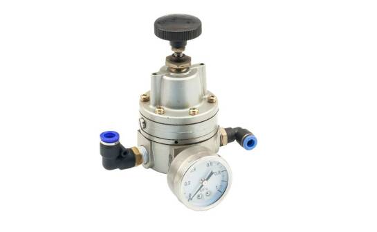 Jakie są wyzwania związane ze stosowaniem reduktorów z rotametrem w różnych gałęziach przemysłu?