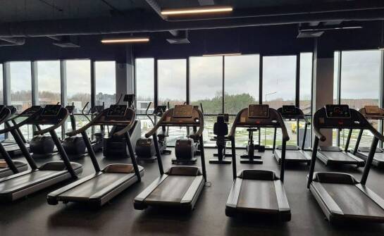 Korzyści z całodobowego dostępu do klubów fitness dla osób zapracowanych