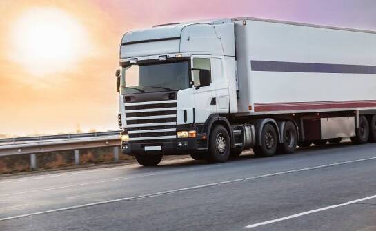 Kluczowe aspekty wyboru firmy do oklejania ciężarówek