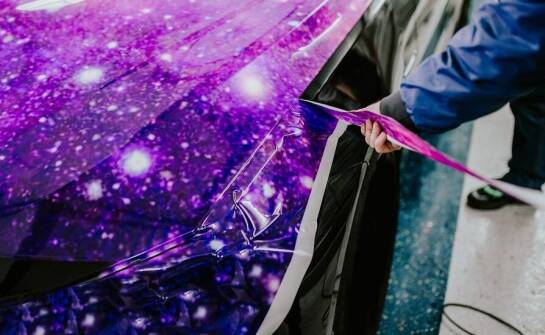 Jakie kolory i wzory są najczęściej wybierane przy oklejaniu samochodów?