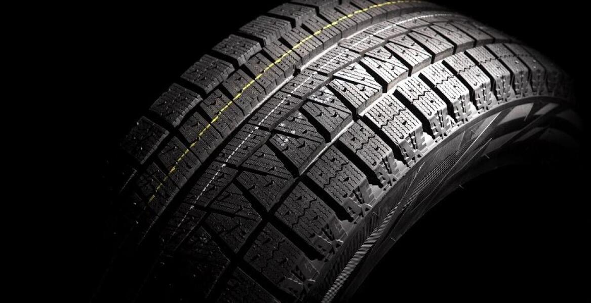 Jakie korzyści niesie ze sobą wymiana na zimowe samochodowe opony przed sezonem?