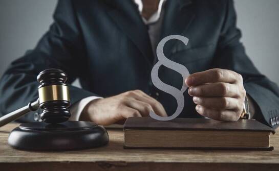 Jak adwokat pomaga w sprawach związanych z zatrzymaniami przez policję?